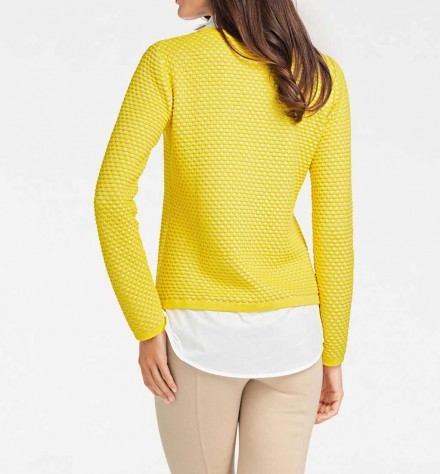 biela blúzka a krásny žltý pulovrik