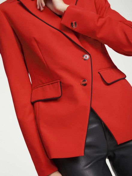 červené sako s čiernym lemom