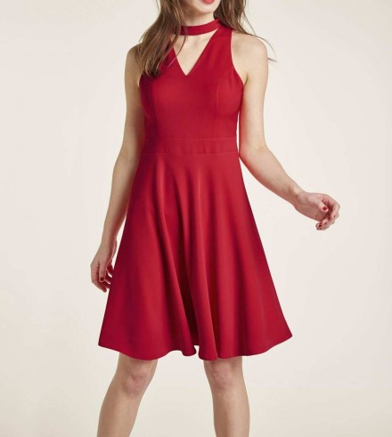 Neodolateľné romantické, červené spoločenské šaty