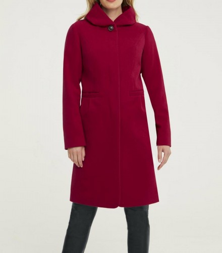 Neodolateľný červený dámsky kabát s výrazným golierom