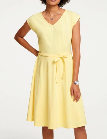 Atraktívne dámske šaty v sviežej žltej farbe